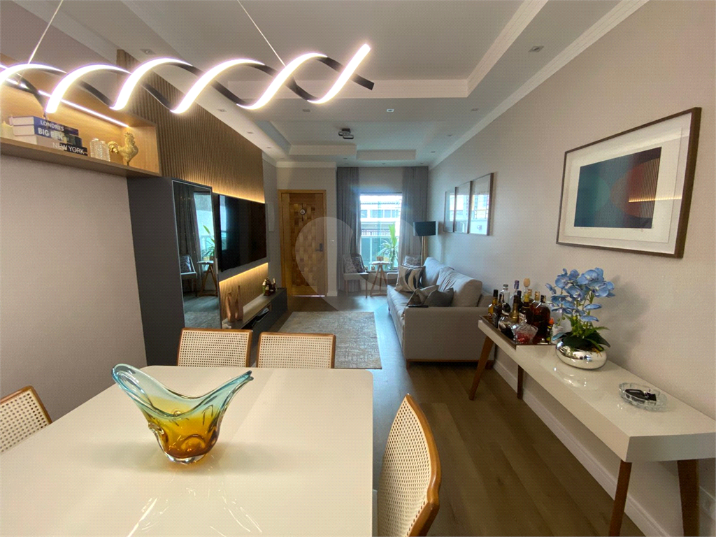 Sobrado novo com 3 suítes e churrasqueira