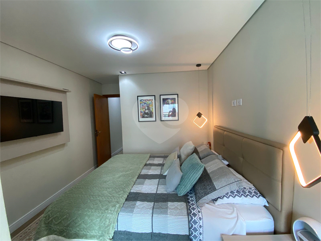 Sobrado novo com 3 suítes e churrasqueira