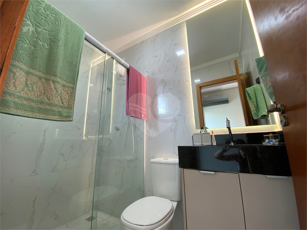 Sobrado novo com 3 suítes e churrasqueira