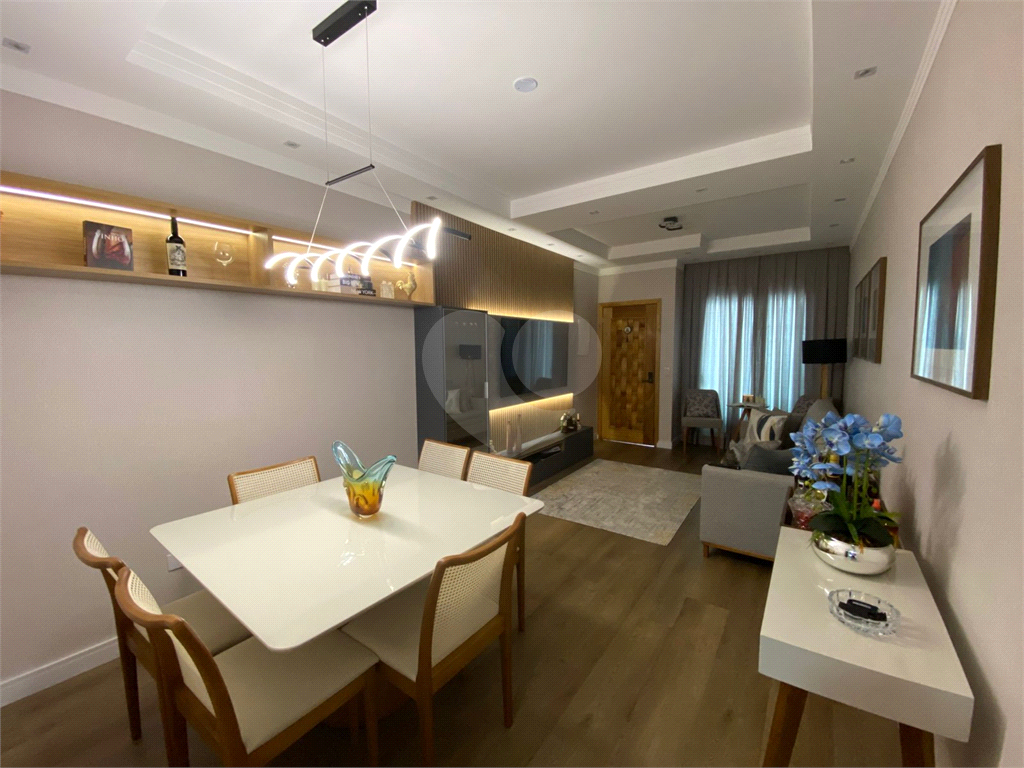 Sobrado novo com 3 suítes e churrasqueira