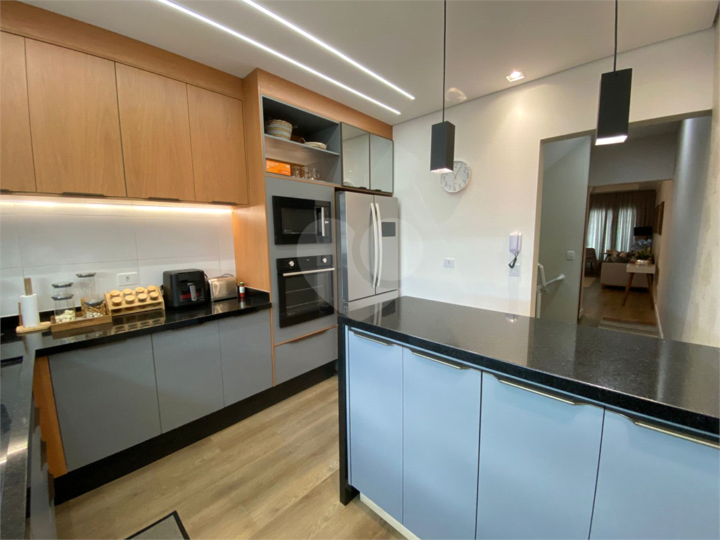 Sobrado novo com 3 suítes e churrasqueira