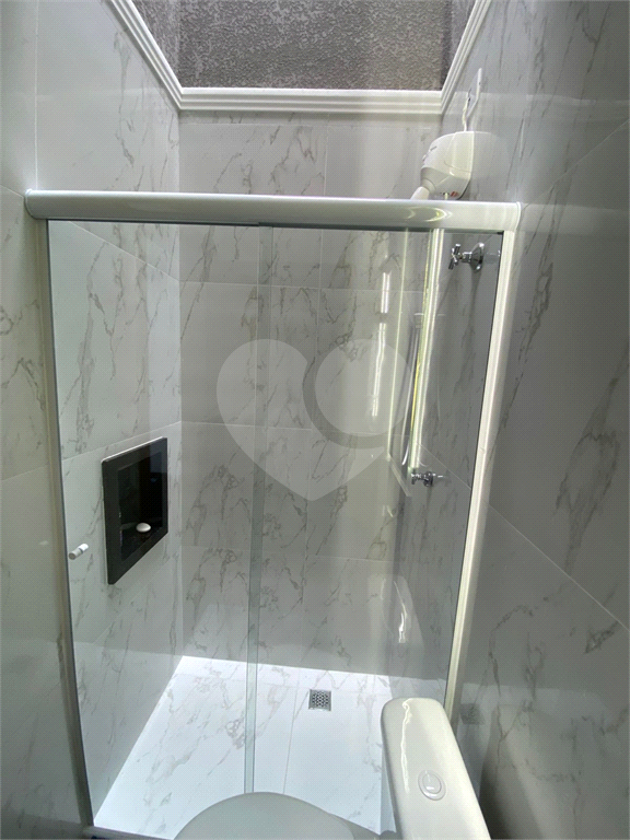 Sobrado novo com 3 suítes e churrasqueira