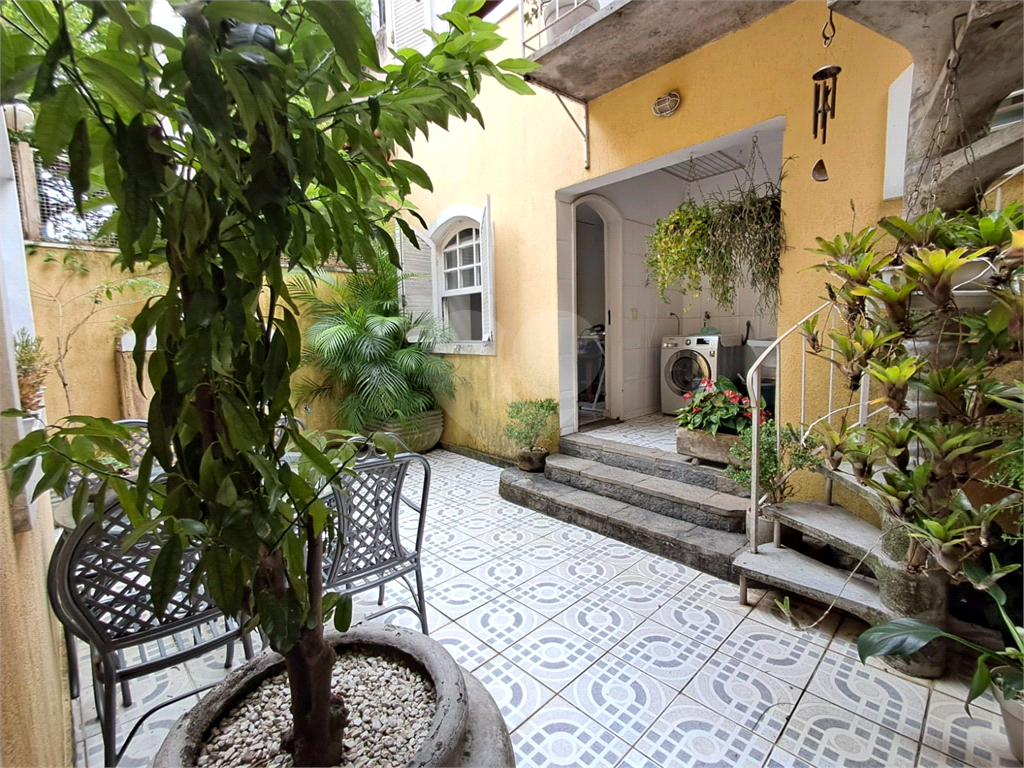 Casa de Vila 107m² 3 suítes 5 banheiros 2 vagas e quintal Sumarezinho