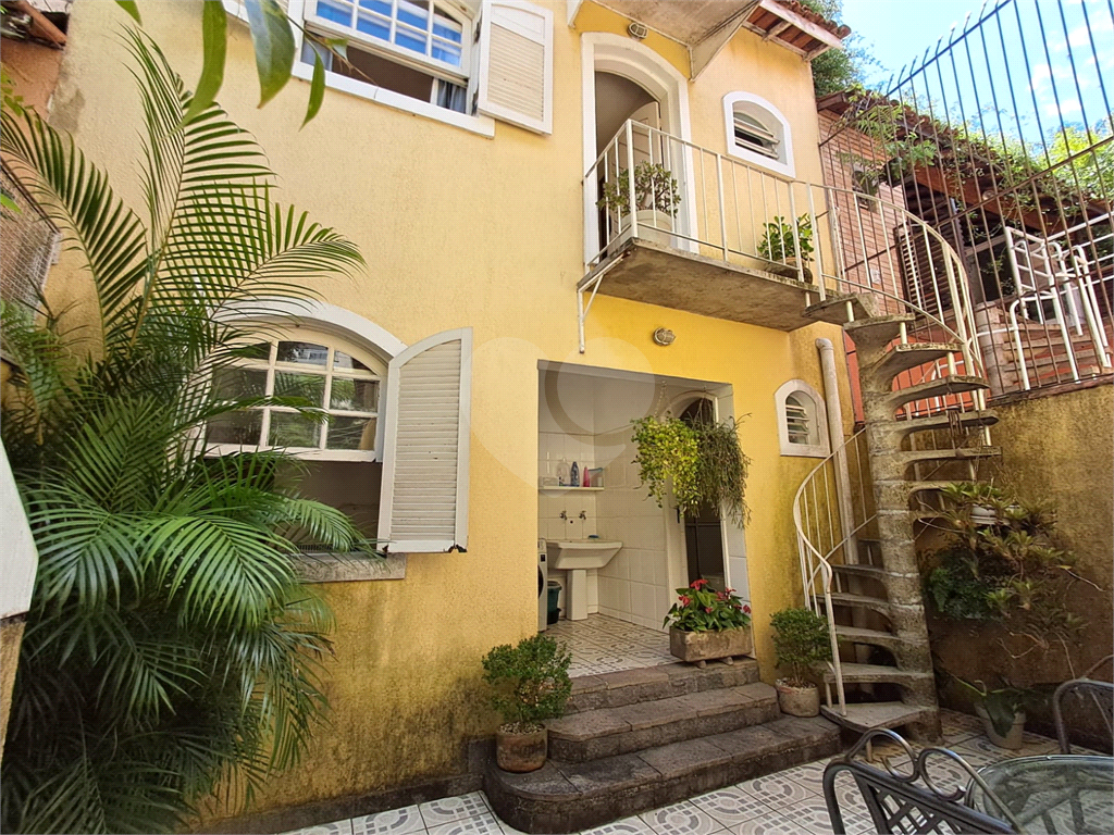 Casa de Vila 107m² 3 suítes 5 banheiros 2 vagas e quintal Sumarezinho