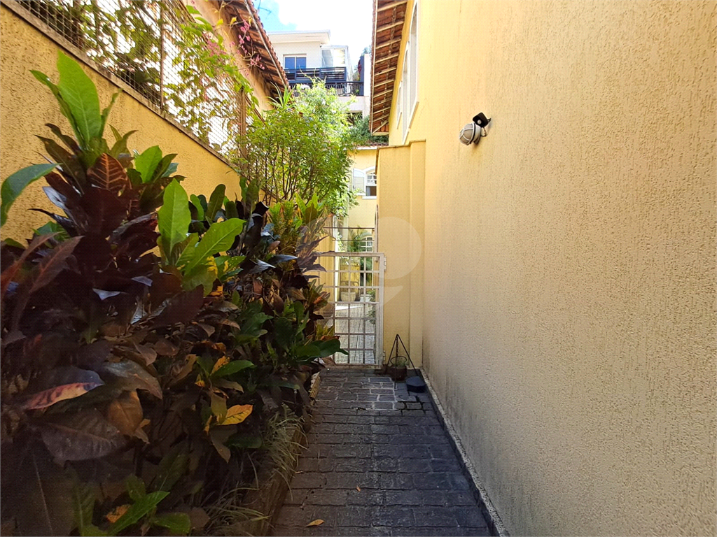 Casa de Vila 107m² 3 suítes 5 banheiros 2 vagas e quintal Sumarezinho