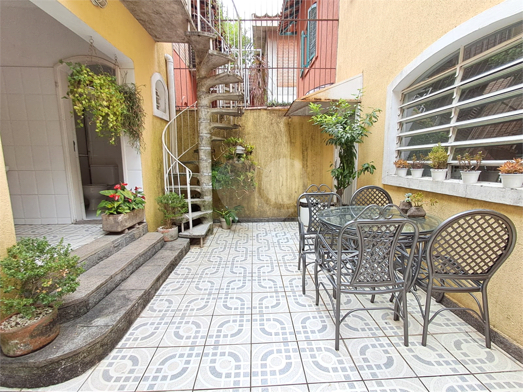 Casa de Vila 107m² 3 suítes 5 banheiros 2 vagas e quintal Sumarezinho