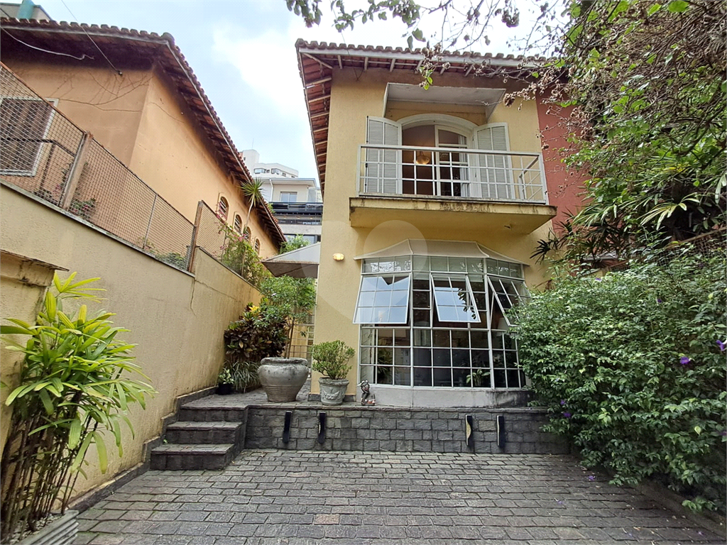 Casa de Vila 107m² 3 suítes 5 banheiros 2 vagas e quintal Sumarezinho