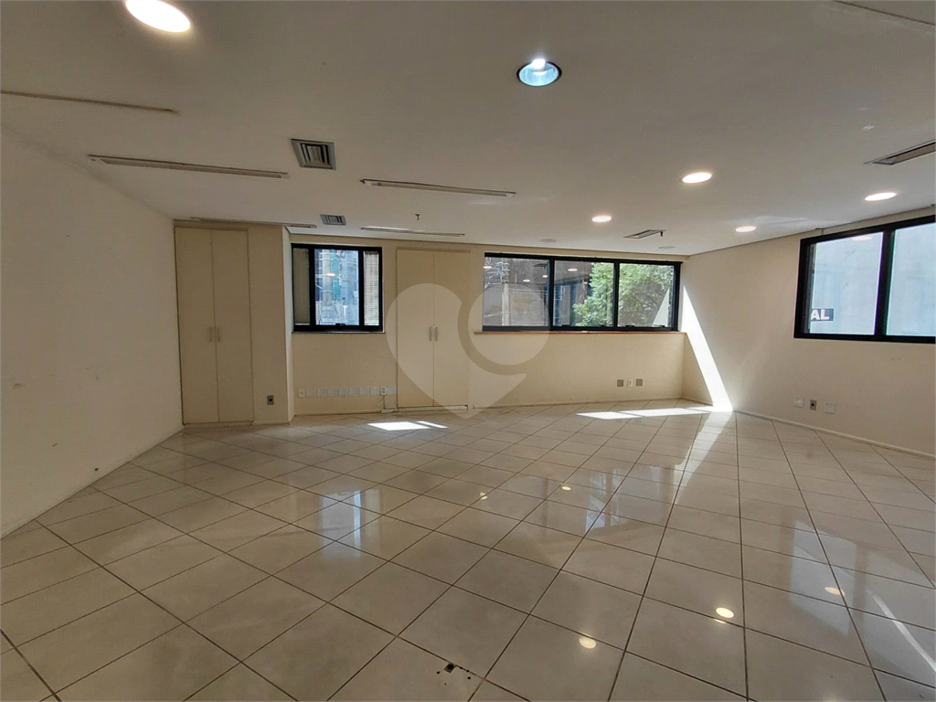 Sala Comercial 102m² são duas salas integradas com 1 banheiro e 3 vagas de garagem Paraíso