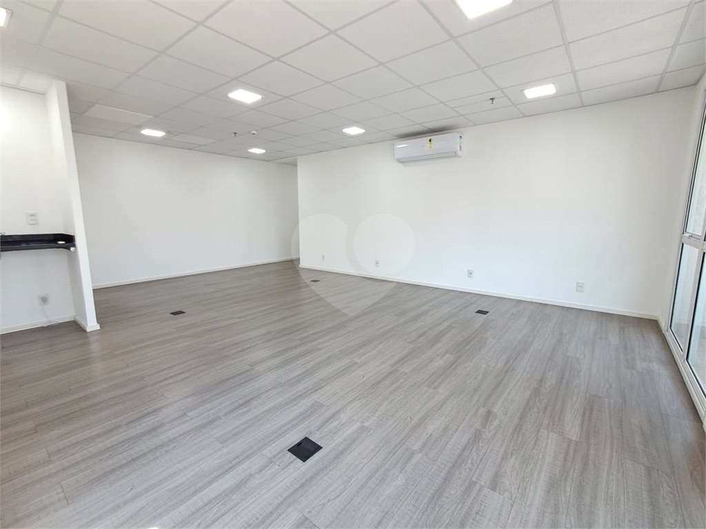 Sala comercial 50m² com varanda, ar-condicionado 1 vaga de garagem Pinheiros