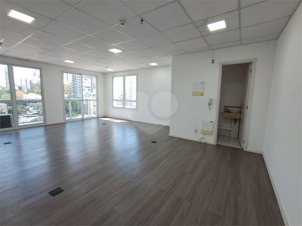 Sala comercial 50m² com varanda, ar-condicionado 1 vaga de garagem Pinheiros