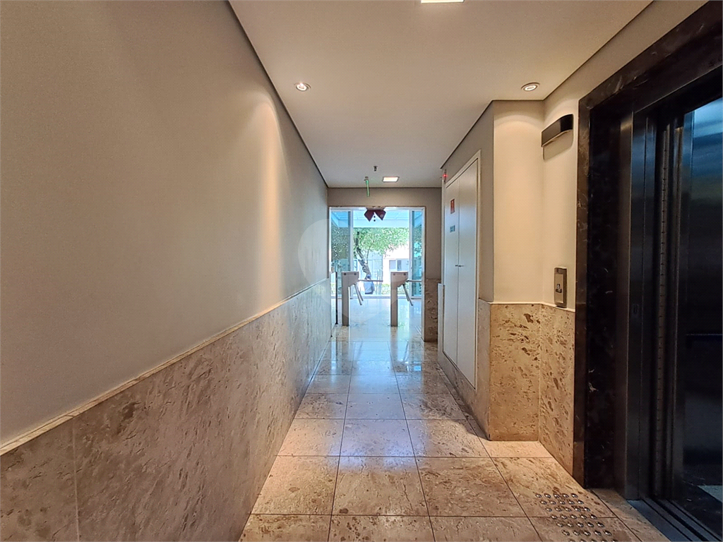 Sala comercial 50m² com varanda, ar-condicionado 1 vaga de garagem Pinheiros