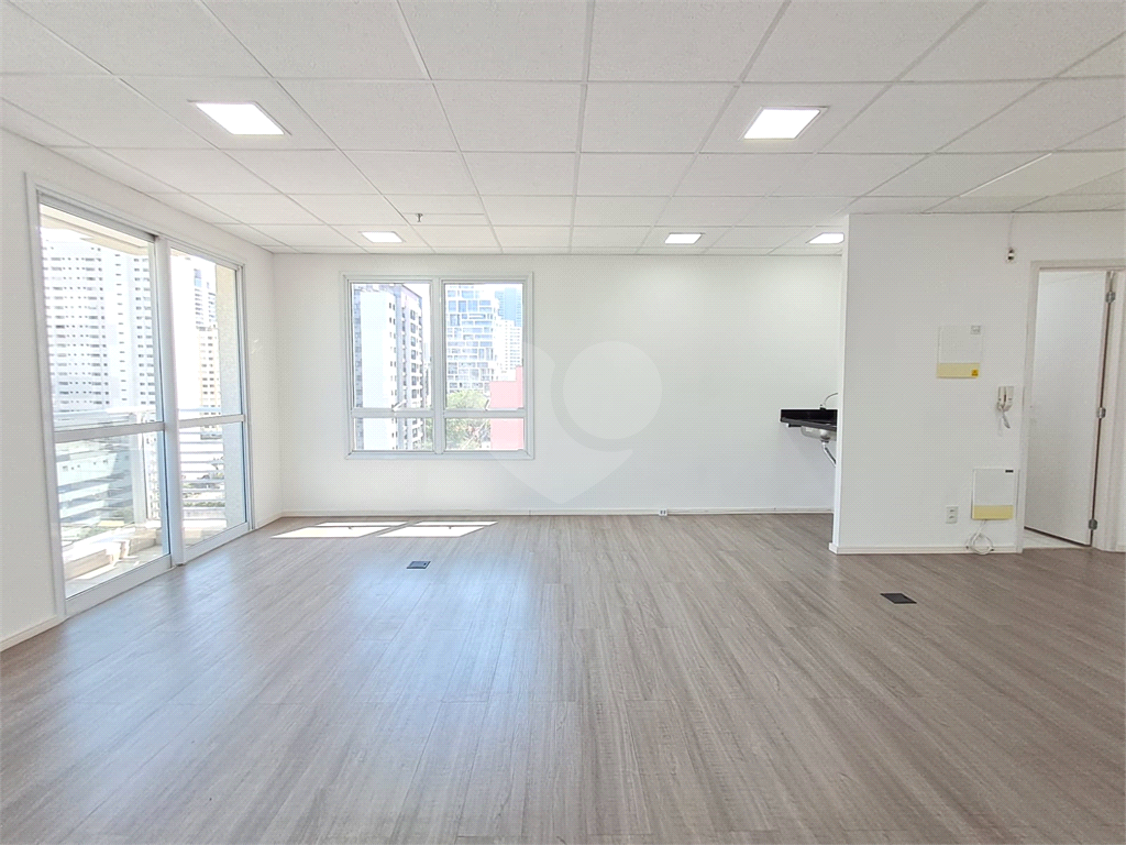 Sala comercial 50m² com varanda, ar-condicionado 1 vaga de garagem Pinheiros