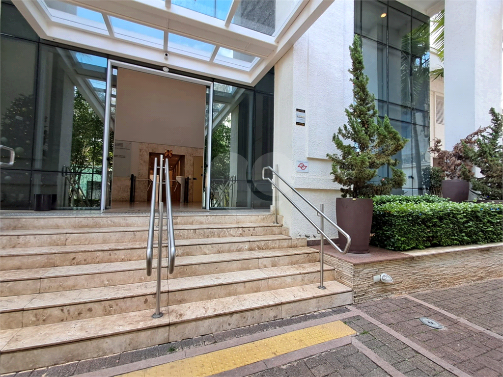 Sala comercial 50m² com varanda, ar-condicionado 1 vaga de garagem Pinheiros