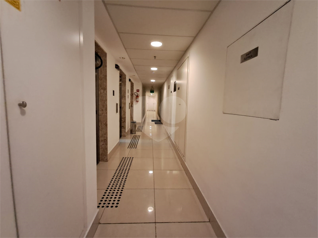 Sala comercial 50m² com varanda, ar-condicionado 1 vaga de garagem Pinheiros