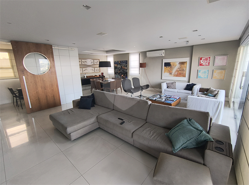 Este amplo apartamento de 290 m², completamente reformado, reúne sofisticação,