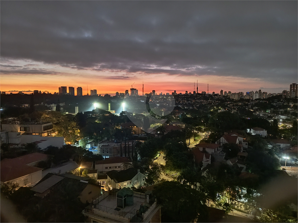 Este amplo apartamento de 290 m², completamente reformado, reúne sofisticação,