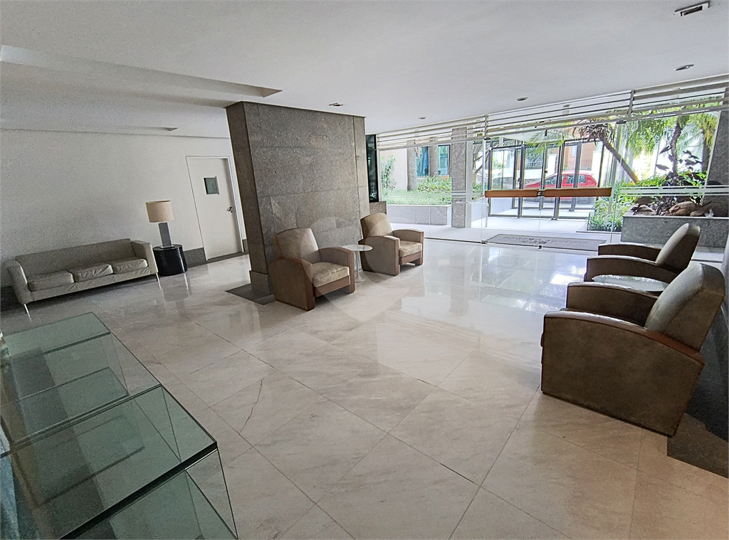 Este amplo apartamento de 290 m², completamente reformado, reúne sofisticação,