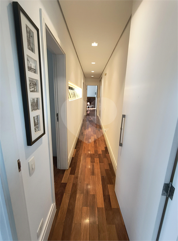 Este amplo apartamento de 290 m², completamente reformado, reúne sofisticação,