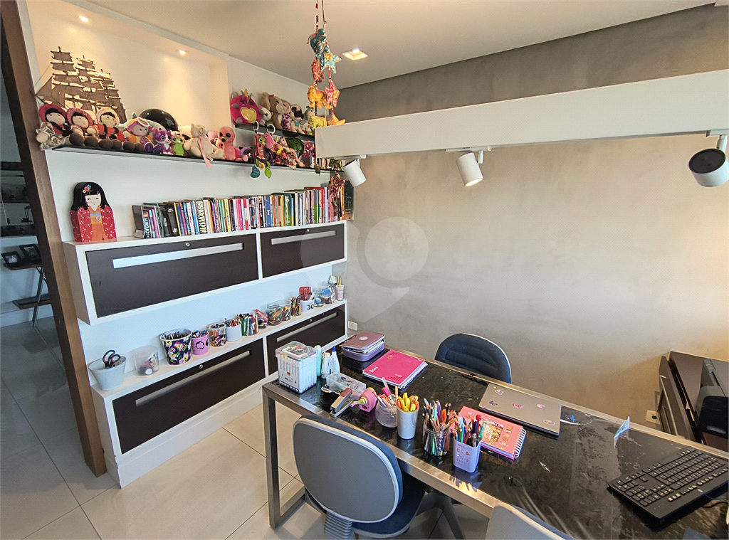 Este amplo apartamento de 290 m², completamente reformado, reúne sofisticação,