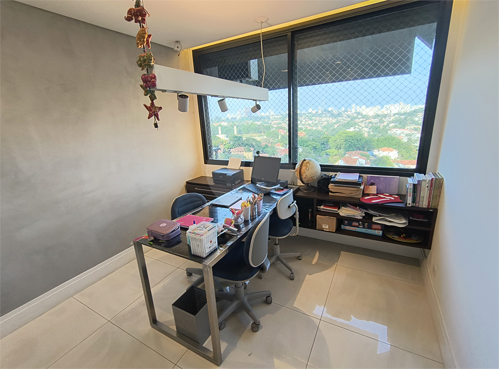 Este amplo apartamento de 290 m², completamente reformado, reúne sofisticação,