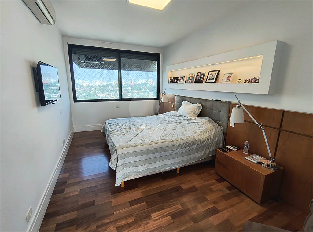 Este amplo apartamento de 290 m², completamente reformado, reúne sofisticação,