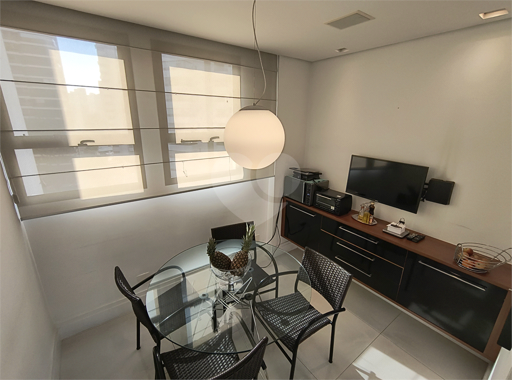 Este amplo apartamento de 290 m², completamente reformado, reúne sofisticação,