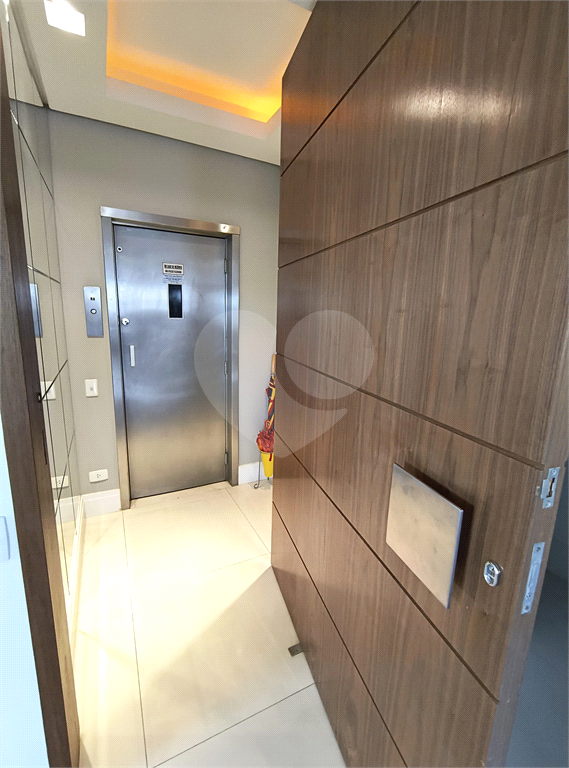 Este amplo apartamento de 290 m², completamente reformado, reúne sofisticação,