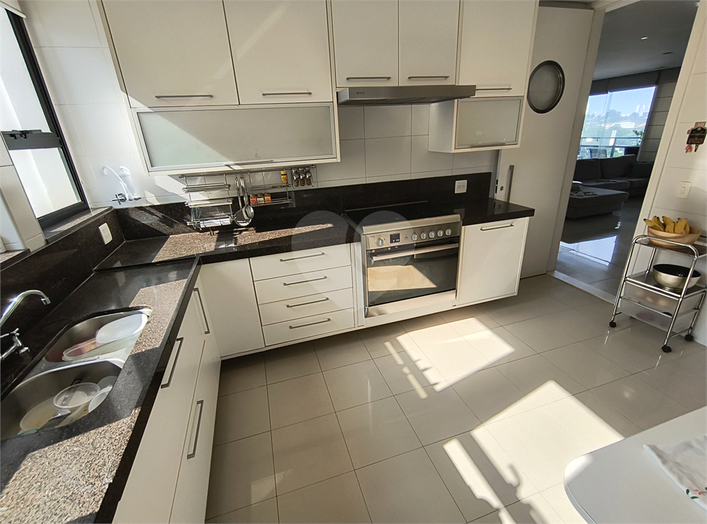 Este amplo apartamento de 290 m², completamente reformado, reúne sofisticação,