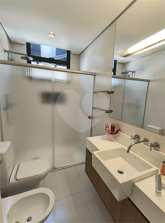 Este amplo apartamento de 290 m², completamente reformado, reúne sofisticação,