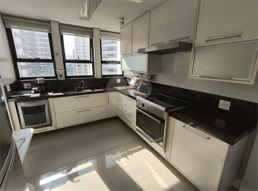 Este amplo apartamento de 290 m², completamente reformado, reúne sofisticação,