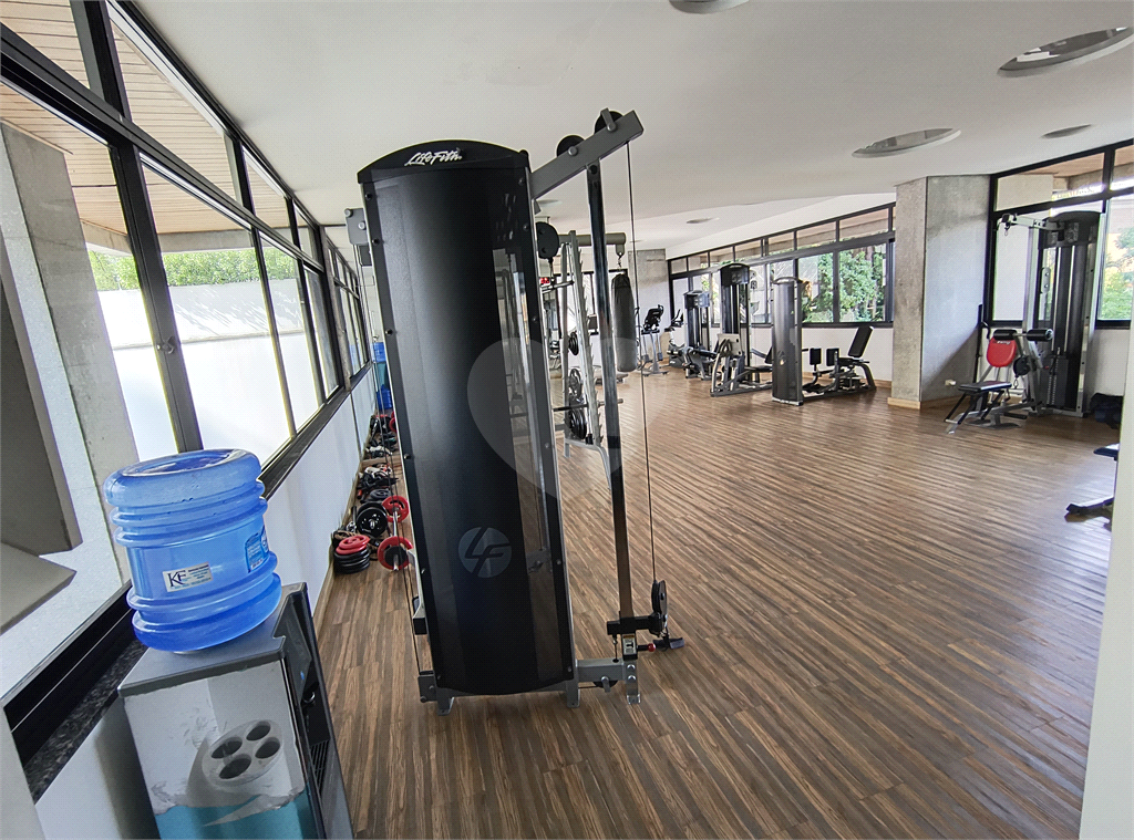 Este amplo apartamento de 290 m², completamente reformado, reúne sofisticação,