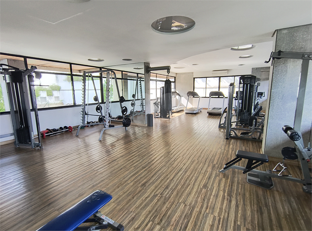 Este amplo apartamento de 290 m², completamente reformado, reúne sofisticação,