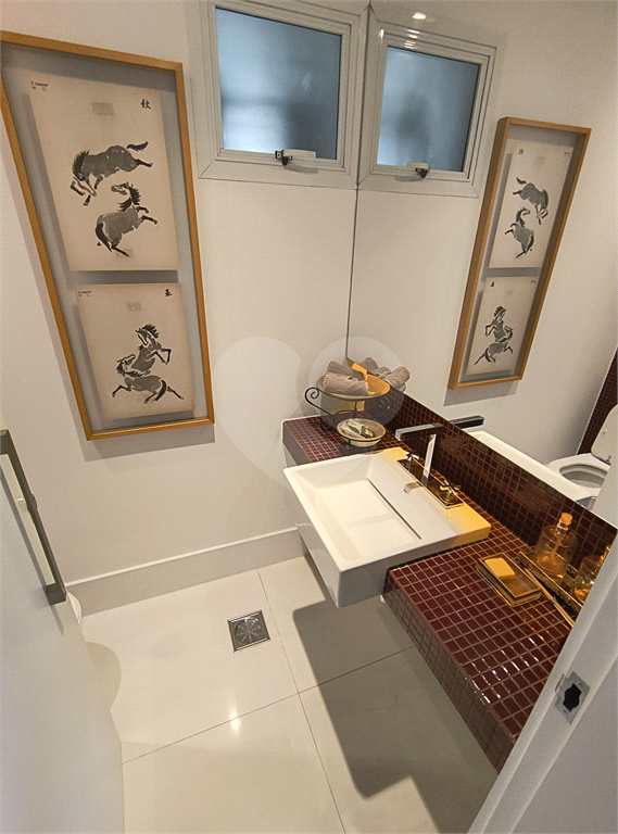 Este amplo apartamento de 290 m², completamente reformado, reúne sofisticação,