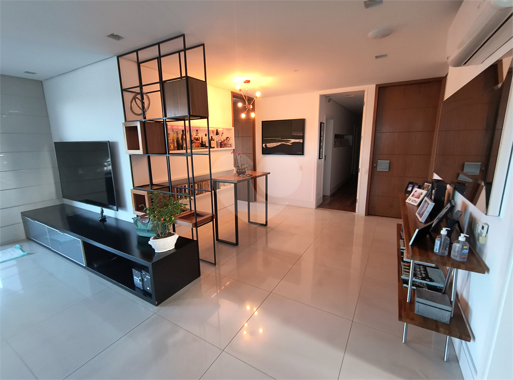 Este amplo apartamento de 290 m², completamente reformado, reúne sofisticação,