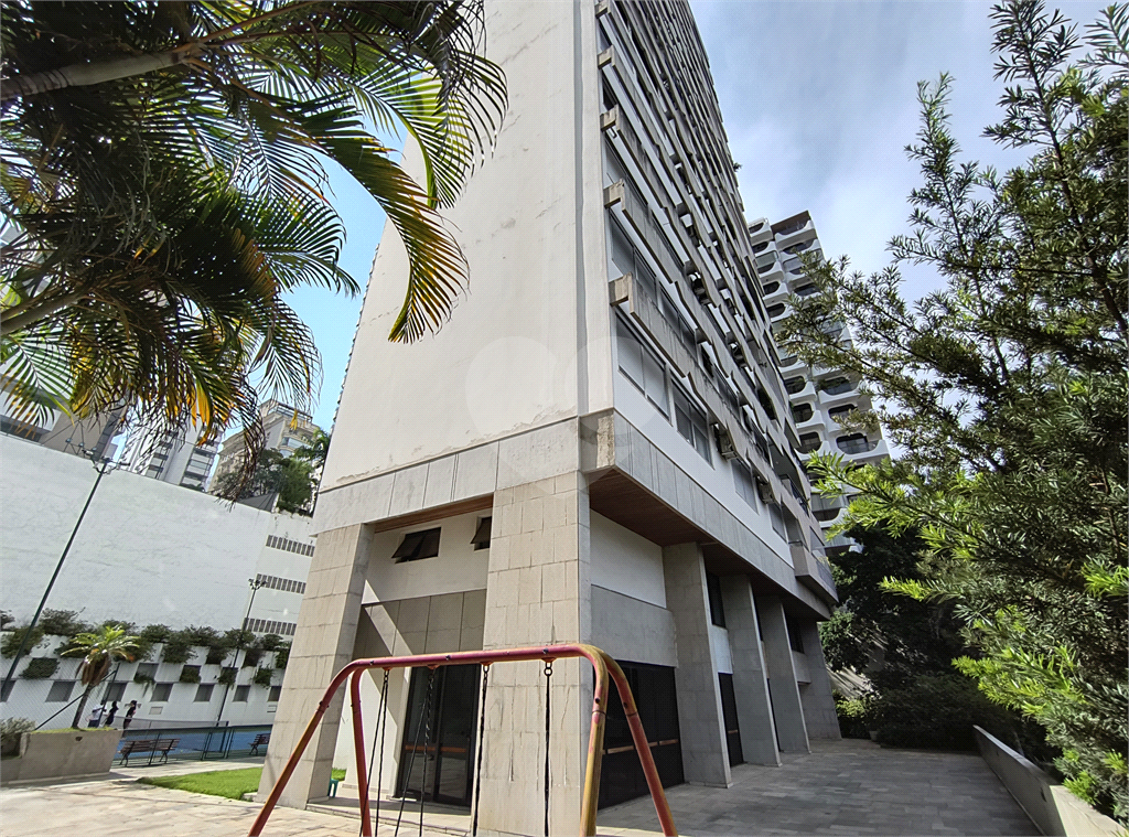 Este amplo apartamento de 290 m², completamente reformado, reúne sofisticação,