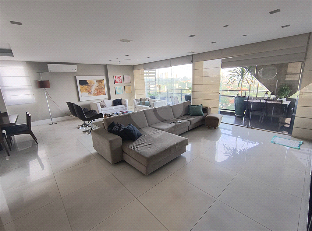 Este amplo apartamento de 290 m², completamente reformado, reúne sofisticação,