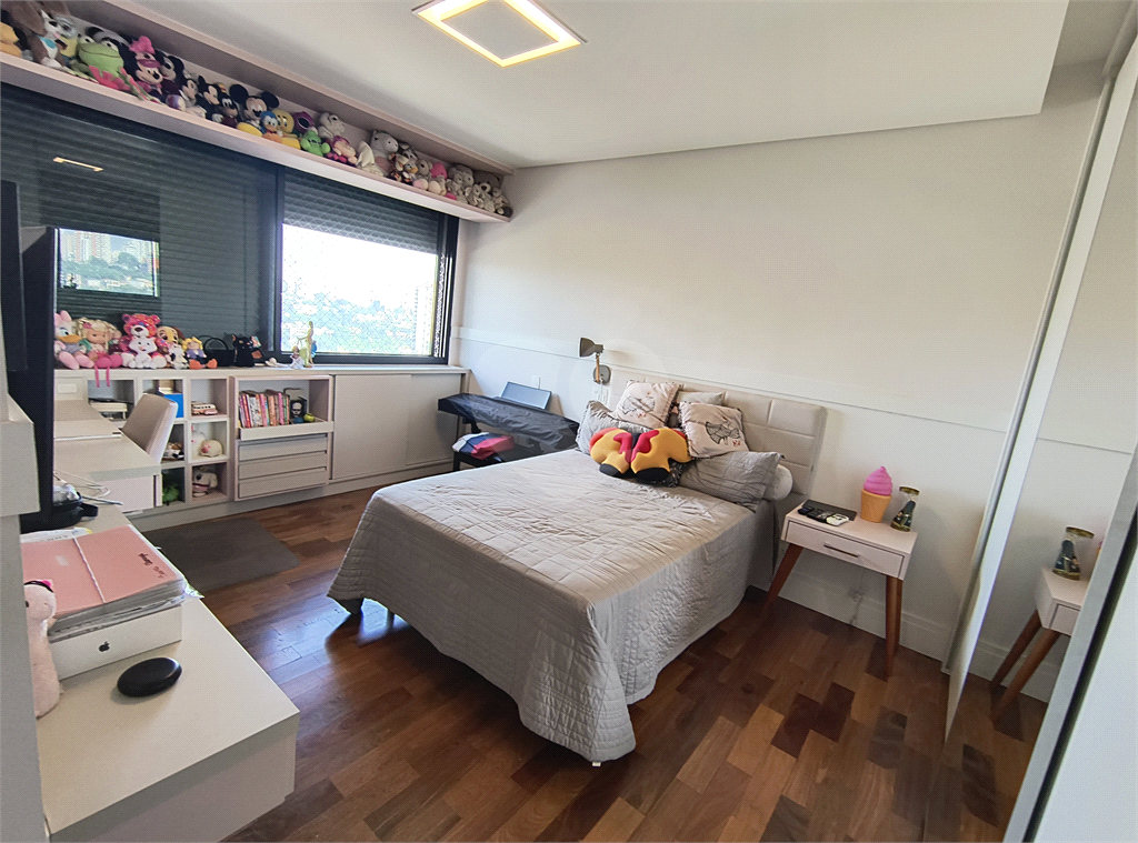 Este amplo apartamento de 290 m², completamente reformado, reúne sofisticação,