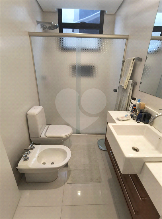 Este amplo apartamento de 290 m², completamente reformado, reúne sofisticação,