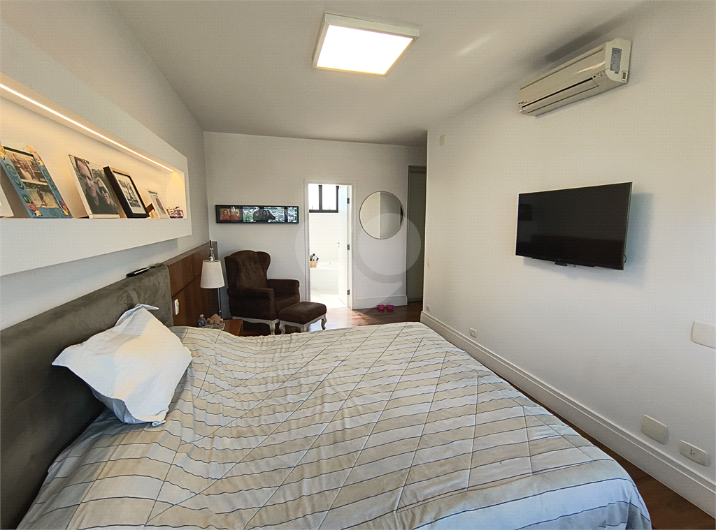 Este amplo apartamento de 290 m², completamente reformado, reúne sofisticação,