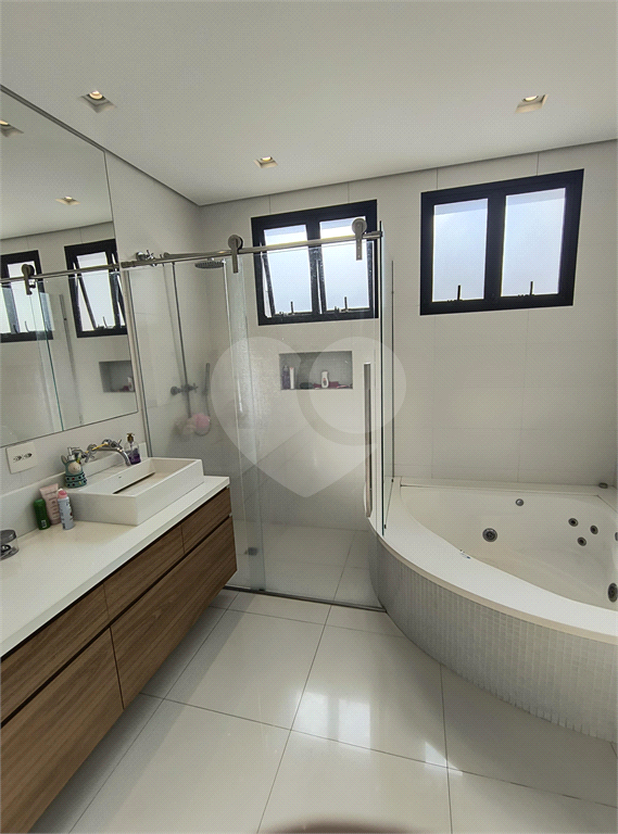 Este amplo apartamento de 290 m², completamente reformado, reúne sofisticação,