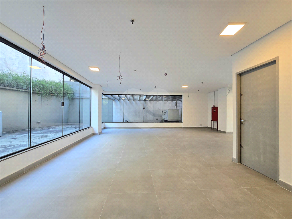 Loja Térrea para Locação na Aclimação Reformada com 110 m² e 2 Vagas