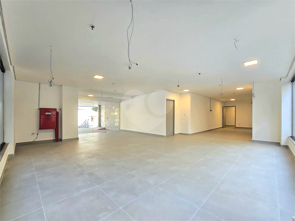 Loja Térrea para Locação na Aclimação Reformada com 110 m² e 2 Vagas