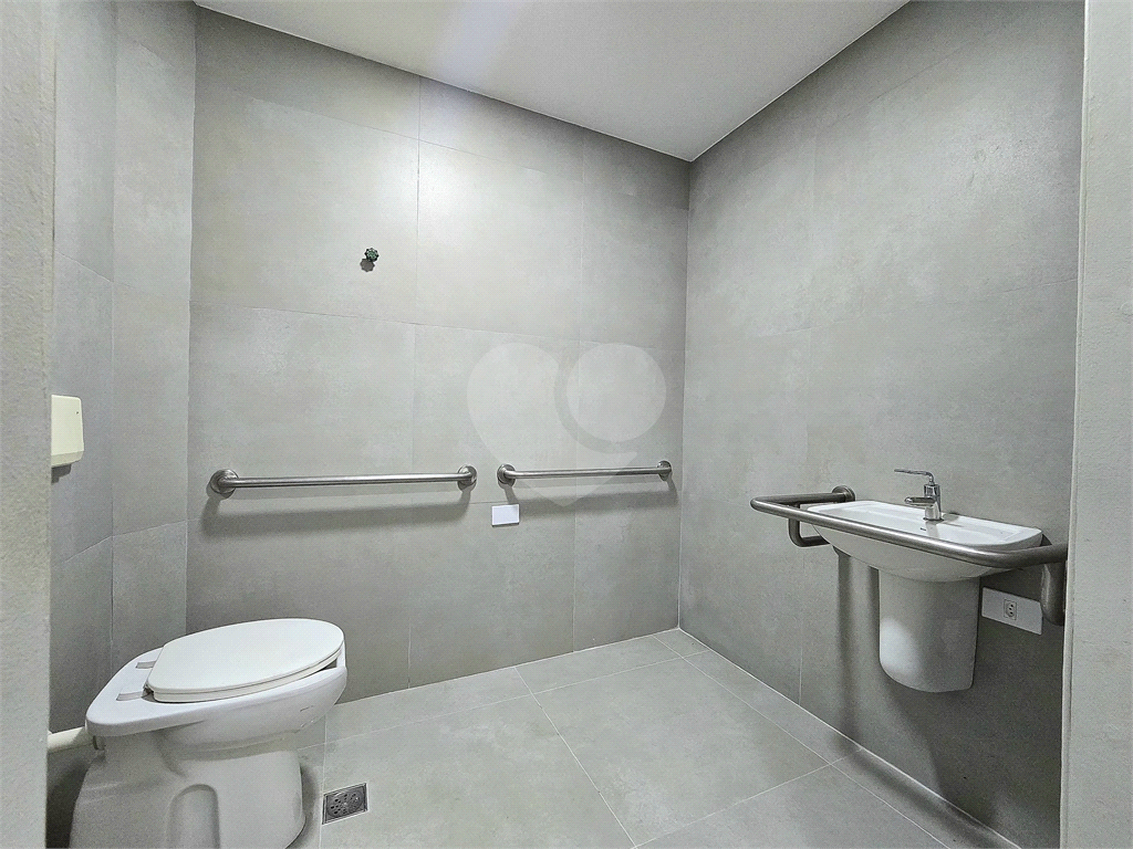 Loja Térrea para Locação na Aclimação Reformada com 110 m² e 2 Vagas