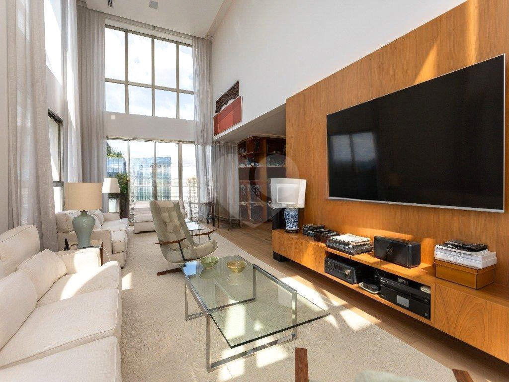 Cobertura duplex à venda no Itaim Bibi 