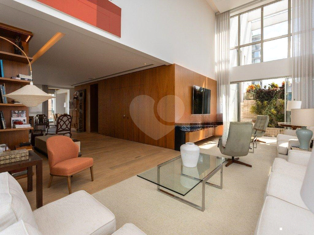 Cobertura duplex à venda no Itaim Bibi 