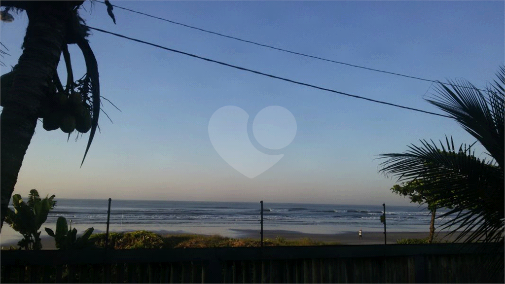 Casa na praia à venda | 1.080 m² | 3 dormitórios (2 suítes) | piscina | 12 vagas em Itanhaém/SP!