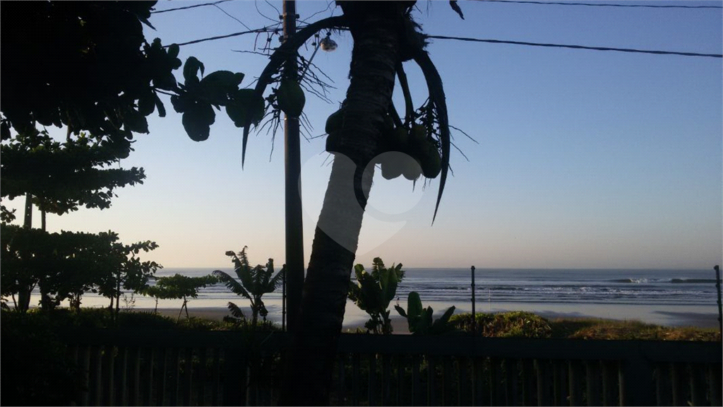 Casa na praia à venda | 1.080 m² | 3 dormitórios (2 suítes) | piscina | 12 vagas em Itanhaém/SP!