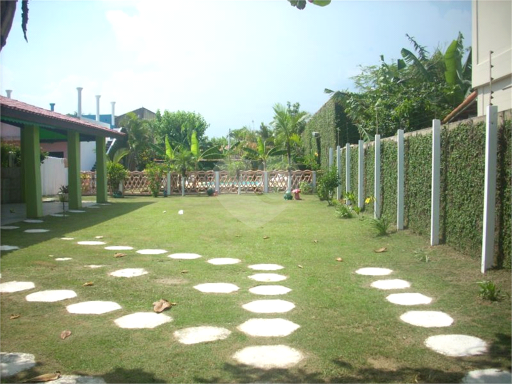 Casa na praia à venda | 1.080 m² | 3 dormitórios (2 suítes) | piscina | 12 vagas em Itanhaém/SP!