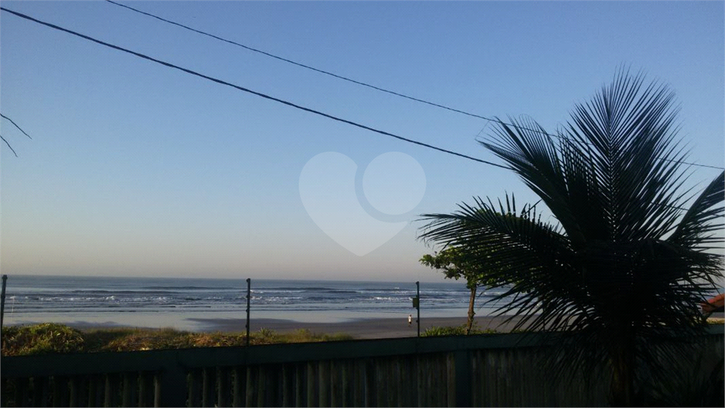 Casa na praia à venda | 1.080 m² | 3 dormitórios (2 suítes) | piscina | 12 vagas em Itanhaém/SP!