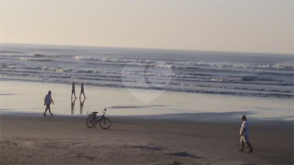 Casa na praia à venda | 1.080 m² | 3 dormitórios (2 suítes) | piscina | 12 vagas em Itanhaém/SP!